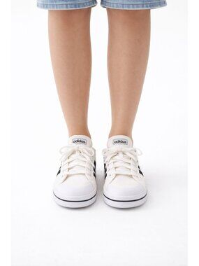 Adidas Size M 5.5 / W7.0 Unisex White Lace Up  Canvas Sneakers NWOB